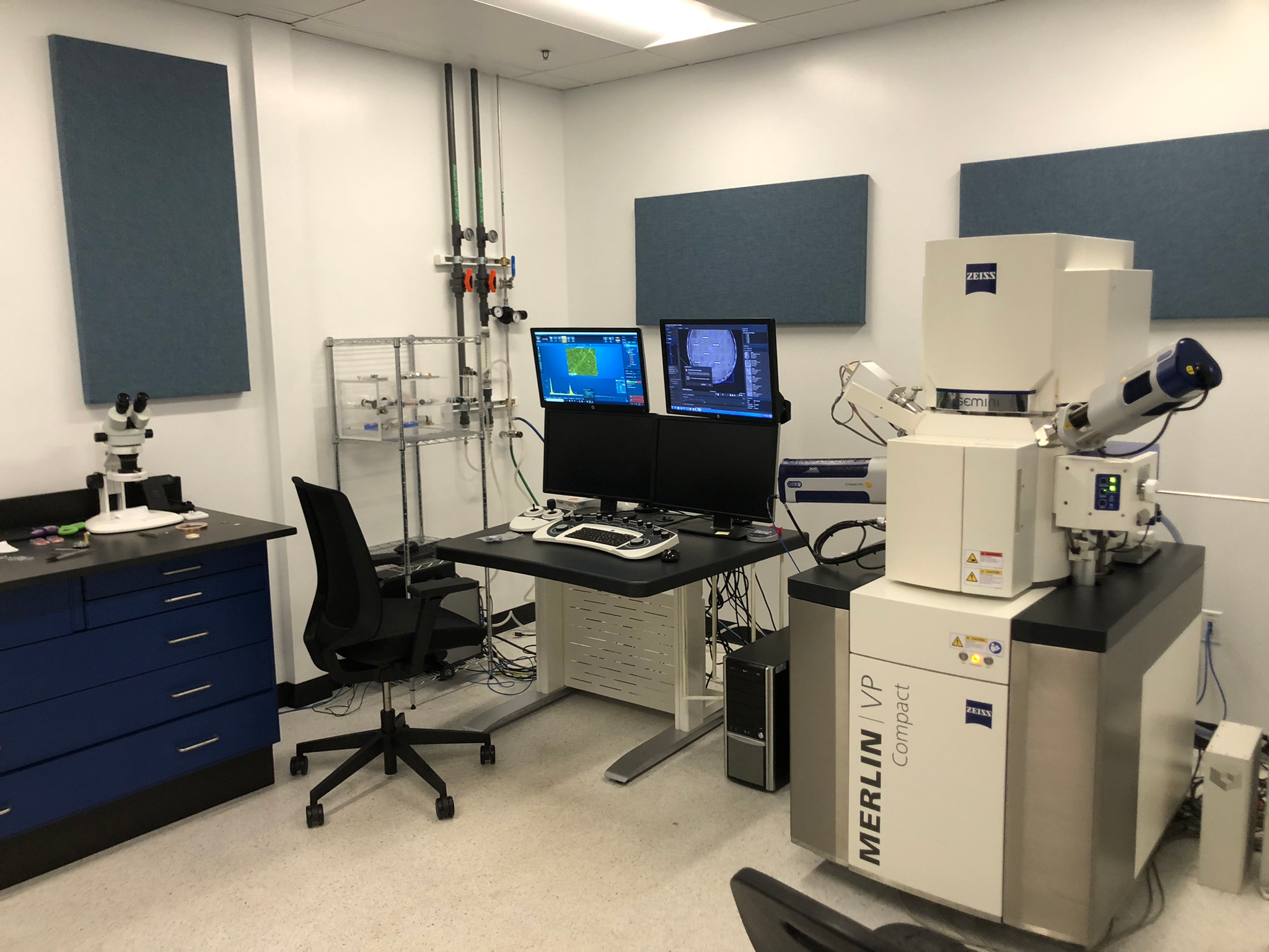 ZEISS MERLIN VP Compact scanning electron microscope and its control workstation.